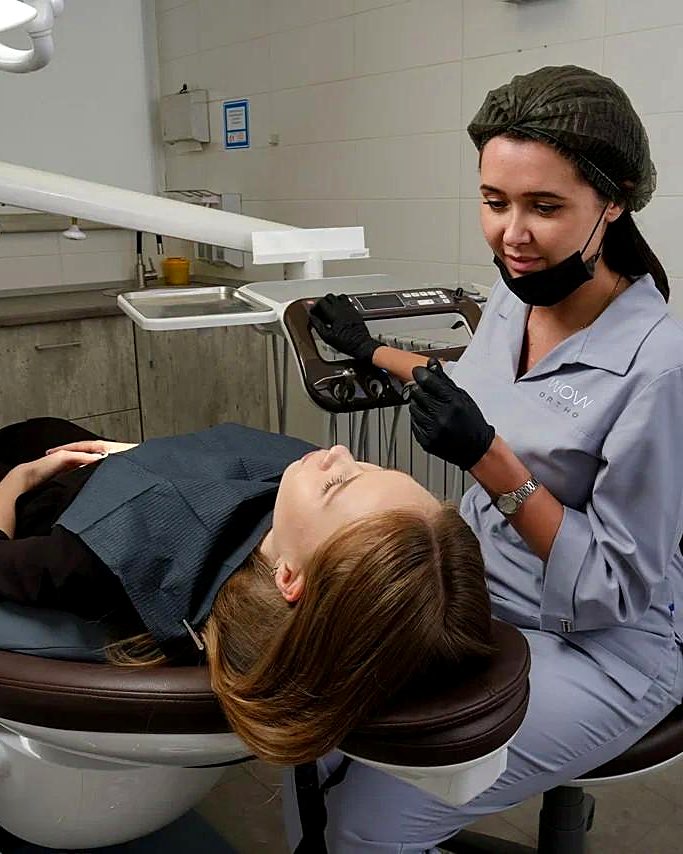 Врач WOW Ortho выполняет цифровое сканирование на этапе диагностики